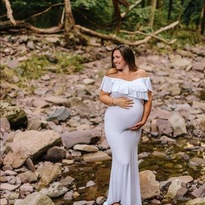 White stretchy maternity gown for photoshoot